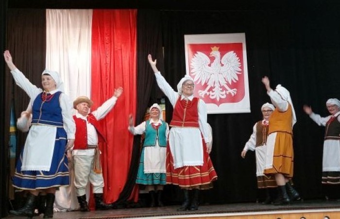 Dziś uczniowie klas 1-3 oraz nasze przedszkolaki miały wyjątkową okazję podziwiać artystyczną prezentację Zespołu Folklorystycznego 