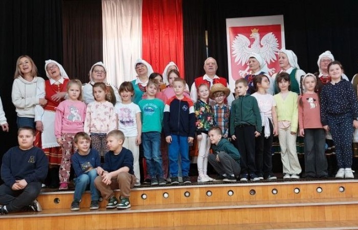 Dziś uczniowie klas 1-3 oraz nasze przedszkolaki miały wyjątkową okazję podziwiać artystyczną prezentację Zespołu Folklorystycznego 