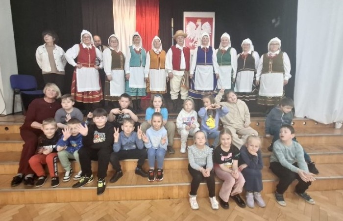 Dziś uczniowie klas 1-3 oraz nasze przedszkolaki miały wyjątkową okazję podziwiać artystyczną prezentację Zespołu Folklorystycznego 