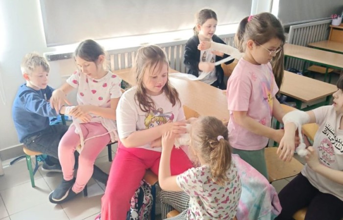 W miniony piątek uczniowie klasy pierwszej mieli wyjątkową okazję uczestniczyć w spotkaniu z ratownikiem medycznym, Panem Pawłem Ostrowskim. Podczas spotkania dzieci miały szansę poznać zasady udzielania pierwszej pomocy i, co najważniejsze, spróbować swoich sił w praktycznych ćwiczeniach. Pod czujnym okiem Pana Pawła maluchy nauczyły się, jak reagować w sytuacjach zagrożenia życia, ćwiczyły resuscytację krążeniowo-oddechową i dowiedziały się, jak ważna jest szybka i odpowiednia pomoc w nagłych wypadkach. To była nie tylko cenna lekcja, ale i świetna zabawa.
Bardzo dziękujemy Panu Pawłowi za poświęcony czas i cierpliwość w nauczaniu naszych pierwszoklasistów.