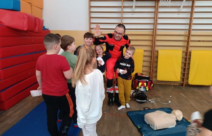 W miniony piątek uczniowie klasy pierwszej mieli wyjątkową okazję uczestniczyć w spotkaniu z ratownikiem medycznym, Panem Pawłem Ostrowskim. Podczas spotkania dzieci miały szansę poznać zasady udzielania pierwszej pomocy i, co najważniejsze, spróbować swoich sił w praktycznych ćwiczeniach. Pod czujnym okiem Pana Pawła maluchy nauczyły się, jak reagować w sytuacjach zagrożenia życia, ćwiczyły resuscytację krążeniowo-oddechową i dowiedziały się, jak ważna jest szybka i odpowiednia pomoc w nagłych wypadkach. To była nie tylko cenna lekcja, ale i świetna zabawa.
Bardzo dziękujemy Panu Pawłowi za poświęcony czas i cierpliwość w nauczaniu naszych pierwszoklasistów.