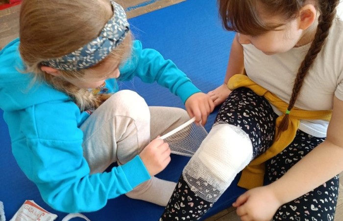 W miniony piątek uczniowie klasy pierwszej mieli wyjątkową okazję uczestniczyć w spotkaniu z ratownikiem medycznym, Panem Pawłem Ostrowskim. Podczas spotkania dzieci miały szansę poznać zasady udzielania pierwszej pomocy i, co najważniejsze, spróbować swoich sił w praktycznych ćwiczeniach. Pod czujnym okiem Pana Pawła maluchy nauczyły się, jak reagować w sytuacjach zagrożenia życia, ćwiczyły resuscytację krążeniowo-oddechową i dowiedziały się, jak ważna jest szybka i odpowiednia pomoc w nagłych wypadkach. To była nie tylko cenna lekcja, ale i świetna zabawa.
Bardzo dziękujemy Panu Pawłowi za poświęcony czas i cierpliwość w nauczaniu naszych pierwszoklasistów.