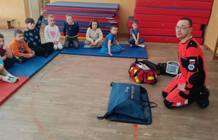 W miniony piątek uczniowie klasy pierwszej mieli wyjątkową okazję uczestniczyć w spotkaniu z ratownikiem medycznym, Panem Pawłem Ostrowskim. Podczas spotkania dzieci miały szansę poznać zasady udzielania pierwszej pomocy i, co najważniejsze, spróbować swoich sił w praktycznych ćwiczeniach. Pod czujnym okiem Pana Pawła maluchy nauczyły się, jak reagować w sytuacjach zagrożenia życia, ćwiczyły resuscytację krążeniowo-oddechową i dowiedziały się, jak ważna jest szybka i odpowiednia pomoc w nagłych wypadkach. To była nie tylko cenna lekcja, ale i świetna zabawa.
Bardzo dziękujemy Panu Pawłowi za poświęcony czas i cierpliwość w nauczaniu naszych pierwszoklasistów.