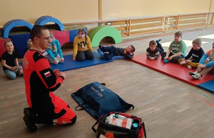 W miniony piątek uczniowie klasy pierwszej mieli wyjątkową okazję uczestniczyć w spotkaniu z ratownikiem medycznym, Panem Pawłem Ostrowskim. Podczas spotkania dzieci miały szansę poznać zasady udzielania pierwszej pomocy i, co najważniejsze, spróbować swoich sił w praktycznych ćwiczeniach. Pod czujnym okiem Pana Pawła maluchy nauczyły się, jak reagować w sytuacjach zagrożenia życia, ćwiczyły resuscytację krążeniowo-oddechową i dowiedziały się, jak ważna jest szybka i odpowiednia pomoc w nagłych wypadkach. To była nie tylko cenna lekcja, ale i świetna zabawa.
Bardzo dziękujemy Panu Pawłowi za poświęcony czas i cierpliwość w nauczaniu naszych pierwszoklasistów.