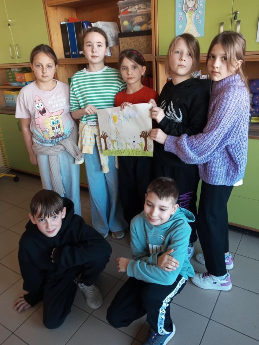W ostatnim czasie uczniowie klasy 3a mieli okazję połączyć naukę z kreatywnością. W trakcie zajęć matematycznych, dzieci samodzielnie zaprojektowały i przygotowały grę – Trójkątne Warcaby. To doskonały sposób na naukę logicznego myślenia i współpracy. Po wszystkim każdy miał okazję przetestować swoje dzieło i zagrać w nową grę. Podczas zajęć przyrodniczych uczniowie, dzieląc się na zespoły, stworzyli przepiękne plakaty na temat aktualnej pory roku. Po burzliwych dyskusjach o zmianach zachodzących w naturze, każda drużyna zaprezentowała swoją pracę, pełną kolorów i pomysłów.
Jesteśmy dumni z kreatywności i zaangażowania naszych uczniów. 