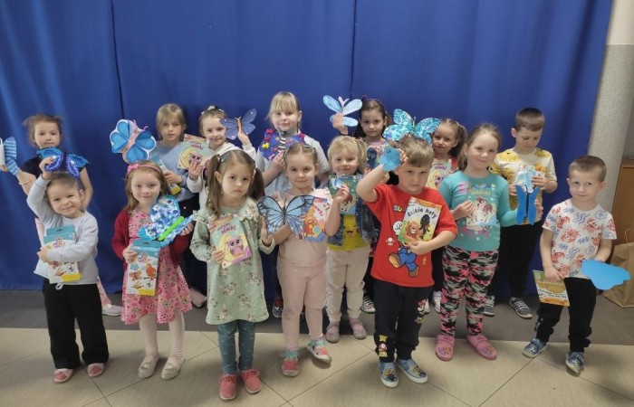 Światowy Dzień Autyzmu obchodzony jest corocznie 2 kwietnia. To ważna data, która ma na celu zwiększenie świadomości społecznej na temat autyzmu oraz promowanie akceptacji osób z tym zaburzeniem. W tym dniu organizowane są różne wydarzenia, które mają na celu edukację oraz wsparcie dla osób z autyzmem i ich rodzin.
W naszej szkole z okazji Światowego Dnia Autyzmu zorganizowaliśmy konkurs plastyczny pod hasłem „Niebieski motyl”. Niebieski kolor symbolizuje autyzm, a motyl jest metaforą przemiany i akceptacji. Uczniowie mieli okazję wykazać się swoją kreatywnością, tworząc prace, które odzwierciedlały ich zrozumienie i wsparcie dla osób z autyzmem.
Wszystkie prace zostały zaprezentowane na wystawie szkolnej, a zwycięzcy konkursu otrzymali nagrody oraz dyplomy. Dziękujemy wszystkim uczestnikom za zaangażowanie i wrażliwość na temat autyzmu. Razem możemy tworzyć bardziej akceptujące i zrozumiałe środowisko dla wszystkich!