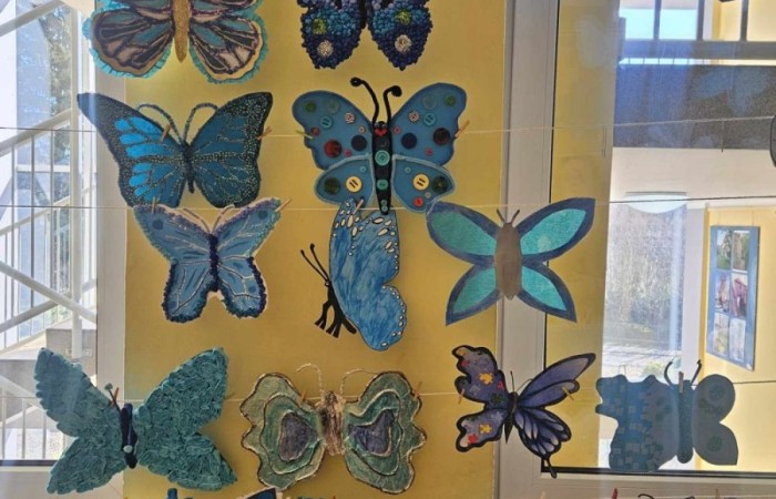 Światowy Dzień Autyzmu obchodzony jest corocznie 2 kwietnia. To ważna data, która ma na celu zwiększenie świadomości społecznej na temat autyzmu oraz promowanie akceptacji osób z tym zaburzeniem. W tym dniu organizowane są różne wydarzenia, które mają na celu edukację oraz wsparcie dla osób z autyzmem i ich rodzin.
W naszej szkole z okazji Światowego Dnia Autyzmu zorganizowaliśmy konkurs plastyczny pod hasłem „Niebieski motyl”. Niebieski kolor symbolizuje autyzm, a motyl jest metaforą przemiany i akceptacji. Uczniowie mieli okazję wykazać się swoją kreatywnością, tworząc prace, które odzwierciedlały ich zrozumienie i wsparcie dla osób z autyzmem.
Wszystkie prace zostały zaprezentowane na wystawie szkolnej, a zwycięzcy konkursu otrzymali nagrody oraz dyplomy. Dziękujemy wszystkim uczestnikom za zaangażowanie i wrażliwość na temat autyzmu. Razem możemy tworzyć bardziej akceptujące i zrozumiałe środowisko dla wszystkich!