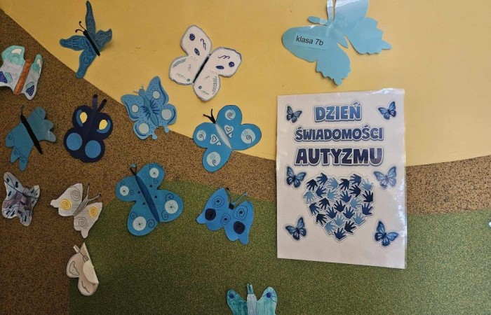 Światowy Dzień Autyzmu obchodzony jest corocznie 2 kwietnia. To ważna data, która ma na celu zwiększenie świadomości społecznej na temat autyzmu oraz promowanie akceptacji osób z tym zaburzeniem. W tym dniu organizowane są różne wydarzenia, które mają na celu edukację oraz wsparcie dla osób z autyzmem i ich rodzin.
W naszej szkole z okazji Światowego Dnia Autyzmu zorganizowaliśmy konkurs plastyczny pod hasłem „Niebieski motyl”. Niebieski kolor symbolizuje autyzm, a motyl jest metaforą przemiany i akceptacji. Uczniowie mieli okazję wykazać się swoją kreatywnością, tworząc prace, które odzwierciedlały ich zrozumienie i wsparcie dla osób z autyzmem.
Wszystkie prace zostały zaprezentowane na wystawie szkolnej, a zwycięzcy konkursu otrzymali nagrody oraz dyplomy. Dziękujemy wszystkim uczestnikom za zaangażowanie i wrażliwość na temat autyzmu. Razem możemy tworzyć bardziej akceptujące i zrozumiałe środowisko dla wszystkich!