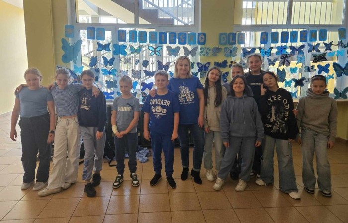 Światowy Dzień Autyzmu obchodzony jest corocznie 2 kwietnia. To ważna data, która ma na celu zwiększenie świadomości społecznej na temat autyzmu oraz promowanie akceptacji osób z tym zaburzeniem. W tym dniu organizowane są różne wydarzenia, które mają na celu edukację oraz wsparcie dla osób z autyzmem i ich rodzin.
W naszej szkole z okazji Światowego Dnia Autyzmu zorganizowaliśmy konkurs plastyczny pod hasłem „Niebieski motyl”. Niebieski kolor symbolizuje autyzm, a motyl jest metaforą przemiany i akceptacji. Uczniowie mieli okazję wykazać się swoją kreatywnością, tworząc prace, które odzwierciedlały ich zrozumienie i wsparcie dla osób z autyzmem.
Wszystkie prace zostały zaprezentowane na wystawie szkolnej, a zwycięzcy konkursu otrzymali nagrody oraz dyplomy. Dziękujemy wszystkim uczestnikom za zaangażowanie i wrażliwość na temat autyzmu. Razem możemy tworzyć bardziej akceptujące i zrozumiałe środowisko dla wszystkich!