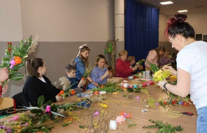 Święta Wielkanocne zbliżają się wielkimi krokami. U nas w szkole też czujemy, że nadchodzą. We wtorek 6 kwietnia odbyły się warsztaty tworzenia palm wielkanocnych. Zajęcia poprowadzili członkowie Stowarzyszenia Przyjaciele Pasłęckiej Dwójki (czyli nasi 