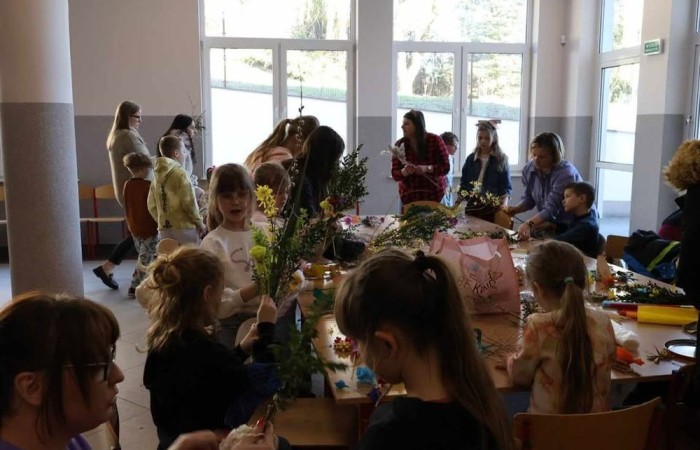 Święta Wielkanocne zbliżają się wielkimi krokami. U nas w szkole też czujemy, że nadchodzą. We wtorek 6 kwietnia odbyły się warsztaty tworzenia palm wielkanocnych. Zajęcia poprowadzili członkowie Stowarzyszenia Przyjaciele Pasłęckiej Dwójki (czyli nasi 