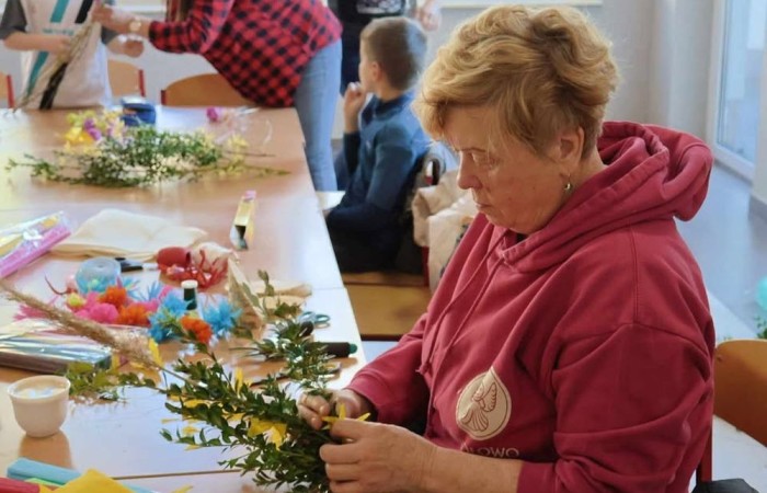 Święta Wielkanocne zbliżają się wielkimi krokami. U nas w szkole też czujemy, że nadchodzą. We wtorek 6 kwietnia odbyły się warsztaty tworzenia palm wielkanocnych. Zajęcia poprowadzili członkowie Stowarzyszenia Przyjaciele Pasłęckiej Dwójki (czyli nasi 