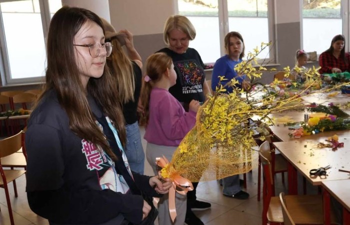 Święta Wielkanocne zbliżają się wielkimi krokami. U nas w szkole też czujemy, że nadchodzą. We wtorek 6 kwietnia odbyły się warsztaty tworzenia palm wielkanocnych. Zajęcia poprowadzili członkowie Stowarzyszenia Przyjaciele Pasłęckiej Dwójki (czyli nasi 