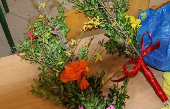 Święta Wielkanocne zbliżają się wielkimi krokami. U nas w szkole też czujemy, że nadchodzą. We wtorek 6 kwietnia odbyły się warsztaty tworzenia palm wielkanocnych. Zajęcia poprowadzili członkowie Stowarzyszenia Przyjaciele Pasłęckiej Dwójki (czyli nasi 