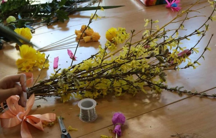 Święta Wielkanocne zbliżają się wielkimi krokami. U nas w szkole też czujemy, że nadchodzą. We wtorek 6 kwietnia odbyły się warsztaty tworzenia palm wielkanocnych. Zajęcia poprowadzili członkowie Stowarzyszenia Przyjaciele Pasłęckiej Dwójki (czyli nasi 