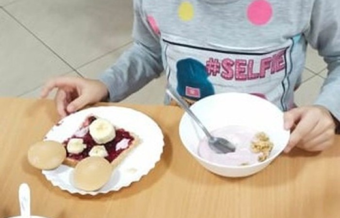 Dzień Pluszowego Misia. Jedne są do kochania inne do przytulania... 25 listopada w naszym przedszkolu obchodziliśmy Dzień Pluszowego Misia. Niestety w tym roku tylko dzieci z zerówki miały możliwość świętowania.Z tej okazji zostały przygotowane misiowe kanapeczki , nie zabrakło również wspólnych misiowych tańców.Na koniec powstały portrety naszych milusińskich. Dzieci z pewnością zabrały ze sobą dobry humor:)