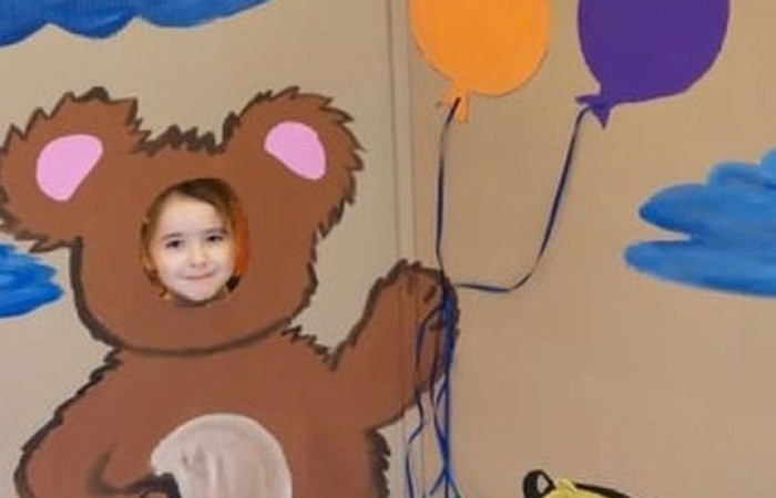 Dzień Pluszowego Misia. Jedne są do kochania inne do przytulania... 25 listopada w naszym przedszkolu obchodziliśmy Dzień Pluszowego Misia. Niestety w tym roku tylko dzieci z zerówki miały możliwość świętowania.Z tej okazji zostały przygotowane misiowe kanapeczki , nie zabrakło również wspólnych misiowych tańców.Na koniec powstały portrety naszych milusińskich. Dzieci z pewnością zabrały ze sobą dobry humor:)