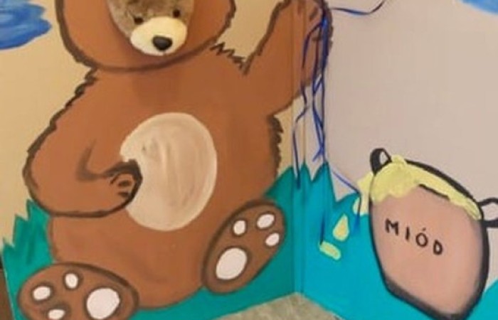 Dzień Pluszowego Misia. Jedne są do kochania inne do przytulania... 25 listopada w naszym przedszkolu obchodziliśmy Dzień Pluszowego Misia. Niestety w tym roku tylko dzieci z zerówki miały możliwość świętowania.Z tej okazji zostały przygotowane misiowe kanapeczki , nie zabrakło również wspólnych misiowych tańców.Na koniec powstały portrety naszych milusińskich. Dzieci z pewnością zabrały ze sobą dobry humor:)