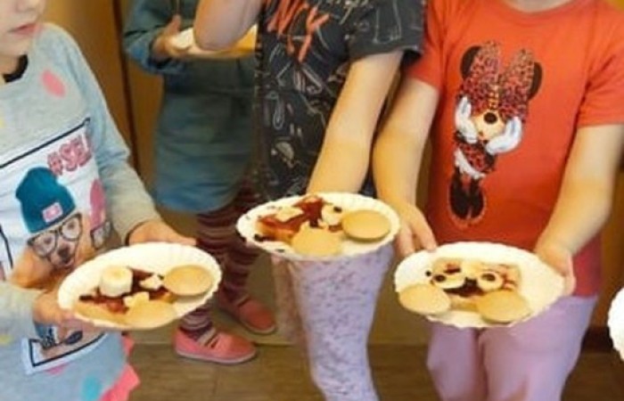 Dzień Pluszowego Misia. Jedne są do kochania inne do przytulania... 25 listopada w naszym przedszkolu obchodziliśmy Dzień Pluszowego Misia. Niestety w tym roku tylko dzieci z zerówki miały możliwość świętowania.Z tej okazji zostały przygotowane misiowe kanapeczki , nie zabrakło również wspólnych misiowych tańców.Na koniec powstały portrety naszych milusińskich. Dzieci z pewnością zabrały ze sobą dobry humor:)