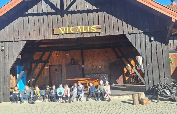 Uczniowie klas 1-3, w ramach projektu S.Z.U.M., uczestniczyli w dwudniowej wycieczce do Ekofarmy Vitalis. Była to doskonała okazja do spędzenia czasu na łonie natury i pogłębienia wiedzy ekologicznej. Pierwszy dzień rozpocznął się od przyjazdu i zakwaterowania, po czym uczestnicy mieli okazję wziąć udział w karmieniu zwierząt, co pozwoło im na bliższe poznanie różnych gatunków i ich zwyczajów. Po południu odbyły się warsztaty proekologiczne, podczas których uczestnicy dowiedzieli się, jak można dbać o środowisko w codziennym życiu. Wieczorem uczestnicy projektu mogli spędzić wspólnie czas przy ognisku, które stworzyło przestrzeń do integracji i wspólnej zabawy. Drugi dzień był wypełniony zabawami na świeżym powietrzu, z możliwością obcowania z przyrodą oraz poznawania jej tajemnic. To wyjątkowe doświadczenie z pewnością wzbogaciło wiedzę uczestników i będzie inspiracją do działań na rzecz ochrony środowiska.