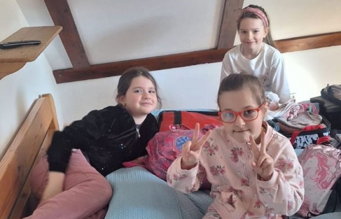 Uczniowie klas 1-3, w ramach projektu S.Z.U.M., uczestniczyli w dwudniowej wycieczce do Ekofarmy Vitalis. Była to doskonała okazja do spędzenia czasu na łonie natury i pogłębienia wiedzy ekologicznej. Pierwszy dzień rozpocznął się od przyjazdu i zakwaterowania, po czym uczestnicy mieli okazję wziąć udział w karmieniu zwierząt, co pozwoło im na bliższe poznanie różnych gatunków i ich zwyczajów. Po południu odbyły się warsztaty proekologiczne, podczas których uczestnicy dowiedzieli się, jak można dbać o środowisko w codziennym życiu. Wieczorem uczestnicy projektu mogli spędzić wspólnie czas przy ognisku, które stworzyło przestrzeń do integracji i wspólnej zabawy. Drugi dzień był wypełniony zabawami na świeżym powietrzu, z możliwością obcowania z przyrodą oraz poznawania jej tajemnic. To wyjątkowe doświadczenie z pewnością wzbogaciło wiedzę uczestników i będzie inspiracją do działań na rzecz ochrony środowiska.