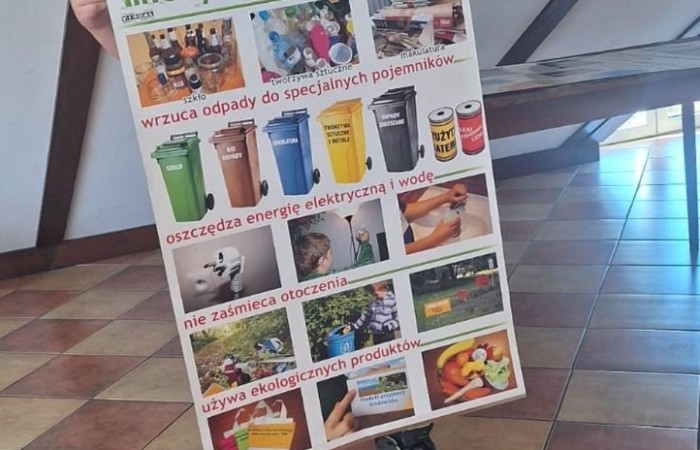 Uczniowie klas 1-3, w ramach projektu S.Z.U.M., uczestniczyli w dwudniowej wycieczce do Ekofarmy Vitalis. Była to doskonała okazja do spędzenia czasu na łonie natury i pogłębienia wiedzy ekologicznej. Pierwszy dzień rozpocznął się od przyjazdu i zakwaterowania, po czym uczestnicy mieli okazję wziąć udział w karmieniu zwierząt, co pozwoło im na bliższe poznanie różnych gatunków i ich zwyczajów. Po południu odbyły się warsztaty proekologiczne, podczas których uczestnicy dowiedzieli się, jak można dbać o środowisko w codziennym życiu. Wieczorem uczestnicy projektu mogli spędzić wspólnie czas przy ognisku, które stworzyło przestrzeń do integracji i wspólnej zabawy. Drugi dzień był wypełniony zabawami na świeżym powietrzu, z możliwością obcowania z przyrodą oraz poznawania jej tajemnic. To wyjątkowe doświadczenie z pewnością wzbogaciło wiedzę uczestników i będzie inspiracją do działań na rzecz ochrony środowiska.