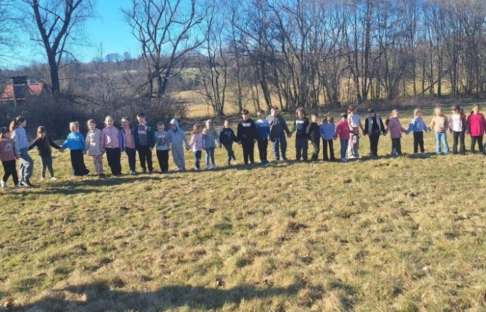 Uczniowie klas 1-3, w ramach projektu S.Z.U.M., uczestniczyli w dwudniowej wycieczce do Ekofarmy Vitalis. Była to doskonała okazja do spędzenia czasu na łonie natury i pogłębienia wiedzy ekologicznej. Pierwszy dzień rozpocznął się od przyjazdu i zakwaterowania, po czym uczestnicy mieli okazję wziąć udział w karmieniu zwierząt, co pozwoło im na bliższe poznanie różnych gatunków i ich zwyczajów. Po południu odbyły się warsztaty proekologiczne, podczas których uczestnicy dowiedzieli się, jak można dbać o środowisko w codziennym życiu. Wieczorem uczestnicy projektu mogli spędzić wspólnie czas przy ognisku, które stworzyło przestrzeń do integracji i wspólnej zabawy. Drugi dzień był wypełniony zabawami na świeżym powietrzu, z możliwością obcowania z przyrodą oraz poznawania jej tajemnic. To wyjątkowe doświadczenie z pewnością wzbogaciło wiedzę uczestników i będzie inspiracją do działań na rzecz ochrony środowiska.