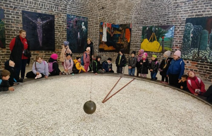 10 kwietnia uczniowie klas pierwszych wyruszyli na wyjątkową wycieczkę do Fromborka, miasta związanego z postacią Mikołaja Kopernika – wybitnego astronoma, który „wstrzymał Słońce, ruszył Ziemię”. Największą atrakcją było oczywiście Planetarium, gdzie dzieci mogły przenieść się w sam środek kosmosu – zobaczyć planety, gwiazdy i dowiedzieć się, jak wygląda Wszechświat oczami współczesnych odkrywców. Nie zabrakło też spaceru po wzgórzu katedralnym i odrobiny historii – uczniowie odwiedzili miejsca, w których żył i pracował sam Kopernik.
Z nową wiedzą, mnóstwem wrażeń i szerokimi uśmiechami wróciliśmy do szkoły. To była naprawdę udana podróż – zarówno w czasie, jak i przestrzeni. Zapraszamy do obejrzenia zdjęć z naszej wyprawy.