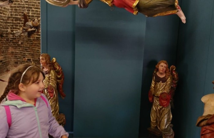 10 kwietnia uczniowie klas pierwszych wyruszyli na wyjątkową wycieczkę do Fromborka, miasta związanego z postacią Mikołaja Kopernika – wybitnego astronoma, który „wstrzymał Słońce, ruszył Ziemię”. Największą atrakcją było oczywiście Planetarium, gdzie dzieci mogły przenieść się w sam środek kosmosu – zobaczyć planety, gwiazdy i dowiedzieć się, jak wygląda Wszechświat oczami współczesnych odkrywców. Nie zabrakło też spaceru po wzgórzu katedralnym i odrobiny historii – uczniowie odwiedzili miejsca, w których żył i pracował sam Kopernik.
Z nową wiedzą, mnóstwem wrażeń i szerokimi uśmiechami wróciliśmy do szkoły. To była naprawdę udana podróż – zarówno w czasie, jak i przestrzeni. Zapraszamy do obejrzenia zdjęć z naszej wyprawy.