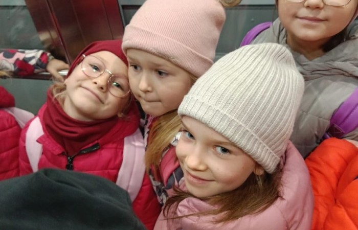 10 kwietnia uczniowie klas pierwszych wyruszyli na wyjątkową wycieczkę do Fromborka, miasta związanego z postacią Mikołaja Kopernika – wybitnego astronoma, który „wstrzymał Słońce, ruszył Ziemię”. Największą atrakcją było oczywiście Planetarium, gdzie dzieci mogły przenieść się w sam środek kosmosu – zobaczyć planety, gwiazdy i dowiedzieć się, jak wygląda Wszechświat oczami współczesnych odkrywców. Nie zabrakło też spaceru po wzgórzu katedralnym i odrobiny historii – uczniowie odwiedzili miejsca, w których żył i pracował sam Kopernik.
Z nową wiedzą, mnóstwem wrażeń i szerokimi uśmiechami wróciliśmy do szkoły. To była naprawdę udana podróż – zarówno w czasie, jak i przestrzeni. Zapraszamy do obejrzenia zdjęć z naszej wyprawy.