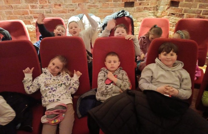 10 kwietnia uczniowie klas pierwszych wyruszyli na wyjątkową wycieczkę do Fromborka, miasta związanego z postacią Mikołaja Kopernika – wybitnego astronoma, który „wstrzymał Słońce, ruszył Ziemię”. Największą atrakcją było oczywiście Planetarium, gdzie dzieci mogły przenieść się w sam środek kosmosu – zobaczyć planety, gwiazdy i dowiedzieć się, jak wygląda Wszechświat oczami współczesnych odkrywców. Nie zabrakło też spaceru po wzgórzu katedralnym i odrobiny historii – uczniowie odwiedzili miejsca, w których żył i pracował sam Kopernik.
Z nową wiedzą, mnóstwem wrażeń i szerokimi uśmiechami wróciliśmy do szkoły. To była naprawdę udana podróż – zarówno w czasie, jak i przestrzeni. Zapraszamy do obejrzenia zdjęć z naszej wyprawy.