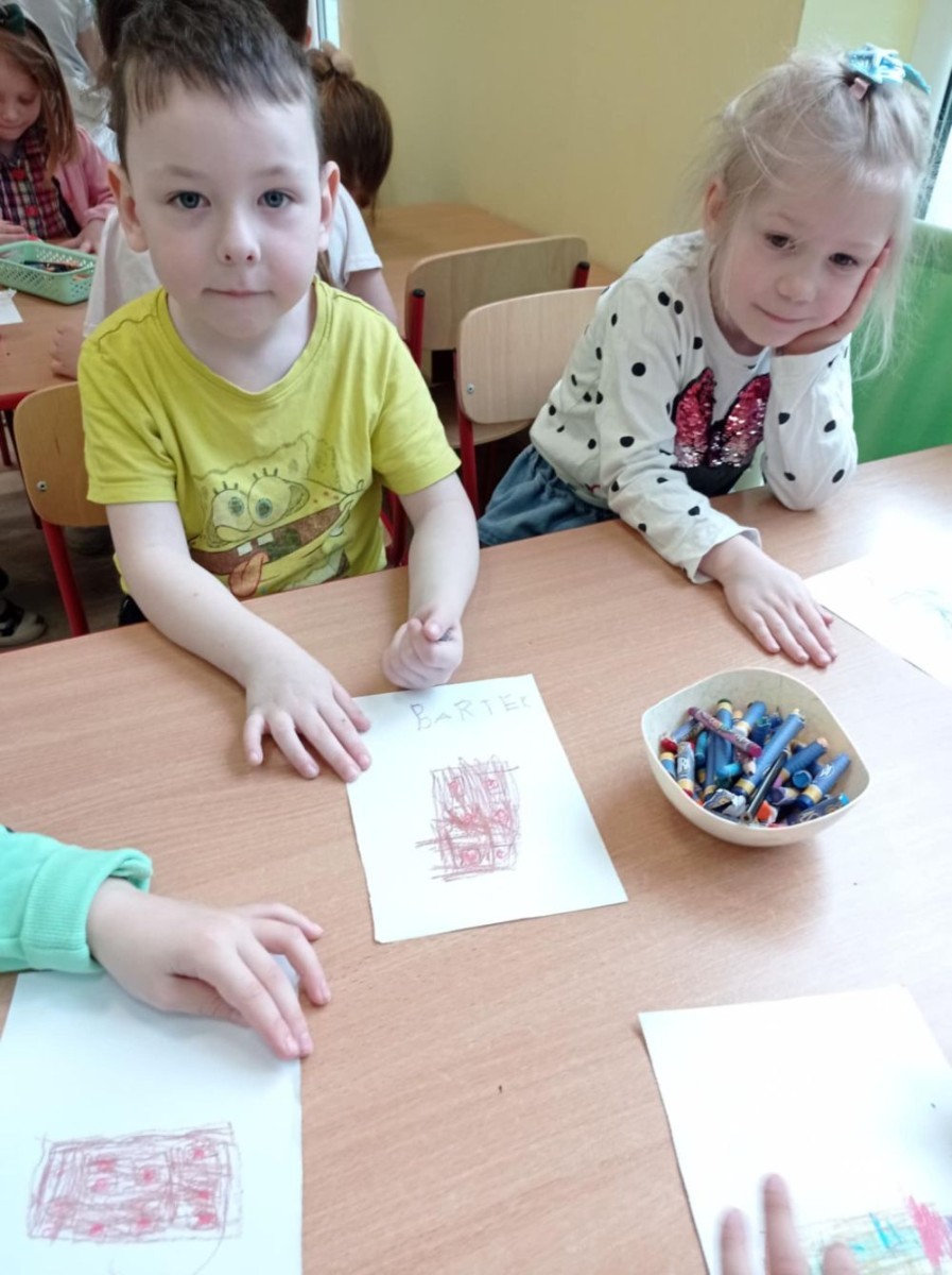 Dzień czekolady w przedszkolu to jedno ze słodszych dni w roku dla małych dzieci. Celebrowanie dnia czekolady 12 kwietnia może być okazją do zabawy, uczenia się i eksperymentowania z różnymi smakami i teksturami czekolady. W takim dniu, przedszkolaki mogą nauczyć się o historii czekolady i pochodzeniu ziaren kakaowych. Należy jednak pamiętać, że czekolada, pomimo swojego wspaniałego smaku, powinna być spożywana z umiarem, ponieważ jest bogata w cukier i tłuszcze. Warto przy tej okazji przypomnieć dzieciom o tym, jak ważne jest zdrowe odżywianie.