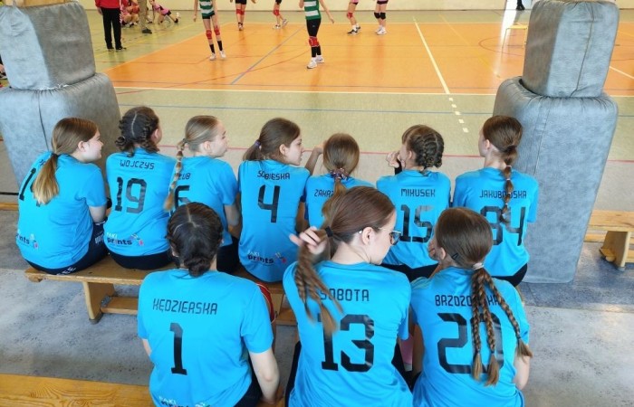 Przede wszystkim wielkie podziękowania firmie Paki Prints,  Panu Piotrowi Borysiewiczowi za piękne koszulki dla naszych zawodniczek oraz Pani Ewelinie Mikusek za uruchomienie tej inicjatywy. Dziewczyny ślicznie prezentowały się w jasno-niebieskim kolorze. Jednak mimo to nie udało nam się zająć miejsca na podium.

W turnieju o Puchar Starosty Elbląskiego rozgrywanym 15.04 2025 r. w hali sportowej Zespołu Szkół w Gronowie Elbląskim, udział wzięło osiem drużyn: z Młynar, Rogajn, Godkowa, Tolkmicka, Nowakowa, Gronowa Elbląskiego oraz dwie drużyny z Pasłęka. Zostawione na parkiecie wielkie zaangażowanie nie wystarczyło jednak naszemu zespołowi  na wyjście z grupy i ostatecznie zajęliśmy szóste miejsce. SP Nr 2 w Pasłęku reprezentowały: Maja Hołub, Weronika Jakubowska, Sandra Kędzierska, Amelia Brzozowska, Julia Sobieska, Nikola Sobota, Zuzanna Mikusek, Nadia Wojczys, Liliana Zakrzewska, Maja Pawlak.

Dziękuję zawodniczkom za sportową postawę i godne reprezentowanie naszej szkoły.                                                                                                                                                                                                            