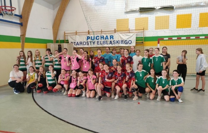 Przede wszystkim wielkie podziękowania firmie Paki Prints,  Panu Piotrowi Borysiewiczowi za piękne koszulki dla naszych zawodniczek oraz Pani Ewelinie Mikusek za uruchomienie tej inicjatywy. Dziewczyny ślicznie prezentowały się w jasno-niebieskim kolorze. Jednak mimo to nie udało nam się zająć miejsca na podium.

W turnieju o Puchar Starosty Elbląskiego rozgrywanym 15.04 2025 r. w hali sportowej Zespołu Szkół w Gronowie Elbląskim, udział wzięło osiem drużyn: z Młynar, Rogajn, Godkowa, Tolkmicka, Nowakowa, Gronowa Elbląskiego oraz dwie drużyny z Pasłęka. Zostawione na parkiecie wielkie zaangażowanie nie wystarczyło jednak naszemu zespołowi  na wyjście z grupy i ostatecznie zajęliśmy szóste miejsce. SP Nr 2 w Pasłęku reprezentowały: Maja Hołub, Weronika Jakubowska, Sandra Kędzierska, Amelia Brzozowska, Julia Sobieska, Nikola Sobota, Zuzanna Mikusek, Nadia Wojczys, Liliana Zakrzewska, Maja Pawlak.

Dziękuję zawodniczkom za sportową postawę i godne reprezentowanie naszej szkoły.                                                                                                                                                                                                            