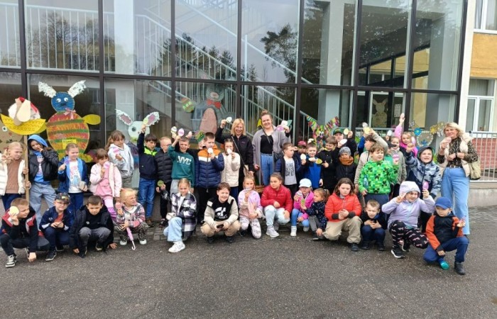 W przedświątecznej atmosferze uczniowie klas 1a i 2a wybrali się na wyjątkowy spacer ulicami Pasłęka. Z uśmiechem na twarzach i świątecznym entuzjazmem wręczali mieszkańcom kolorowe, pisankowe życzenia, dzieląc się radością nadchodzącej Wielkanocy. Klasa 1a odwiedziła również pasłęckich ratowników medycznych, obdarowując ich własnoręcznie przygotowaną pisanką. Dzieci miały okazję zobaczyć karetkę z bliska, zajrzeć do środka, a nawet usłyszeć jej sygnał dźwiękowy. To był dzień pełen serdeczności, wzruszeń i świątecznej magii.
