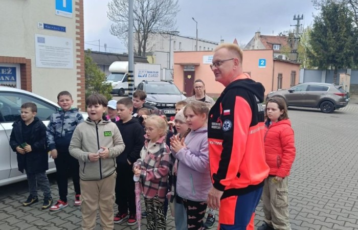 W przedświątecznej atmosferze uczniowie klas 1a i 2a wybrali się na wyjątkowy spacer ulicami Pasłęka. Z uśmiechem na twarzach i świątecznym entuzjazmem wręczali mieszkańcom kolorowe, pisankowe życzenia, dzieląc się radością nadchodzącej Wielkanocy. Klasa 1a odwiedziła również pasłęckich ratowników medycznych, obdarowując ich własnoręcznie przygotowaną pisanką. Dzieci miały okazję zobaczyć karetkę z bliska, zajrzeć do środka, a nawet usłyszeć jej sygnał dźwiękowy. To był dzień pełen serdeczności, wzruszeń i świątecznej magii.
