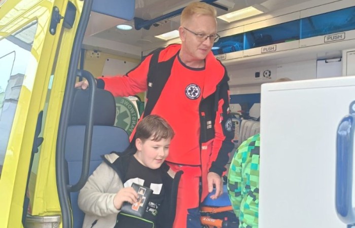 W przedświątecznej atmosferze uczniowie klas 1a i 2a wybrali się na wyjątkowy spacer ulicami Pasłęka. Z uśmiechem na twarzach i świątecznym entuzjazmem wręczali mieszkańcom kolorowe, pisankowe życzenia, dzieląc się radością nadchodzącej Wielkanocy. Klasa 1a odwiedziła również pasłęckich ratowników medycznych, obdarowując ich własnoręcznie przygotowaną pisanką. Dzieci miały okazję zobaczyć karetkę z bliska, zajrzeć do środka, a nawet usłyszeć jej sygnał dźwiękowy. To był dzień pełen serdeczności, wzruszeń i świątecznej magii.
