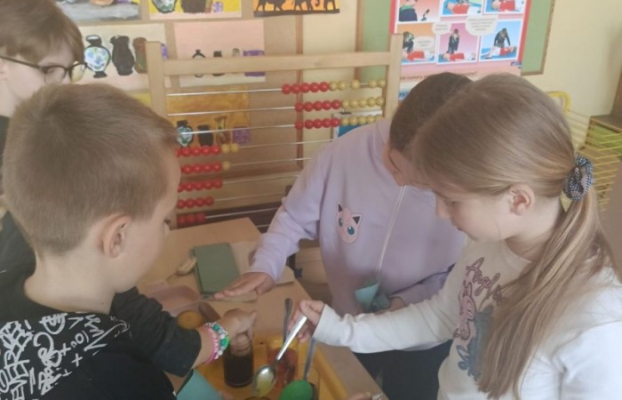 Święta, święta i... po świętach. A my z radością wracamy wspomnieniami do pięknych chwil z minionego tygodnia. Uczniowie klasy 3b z ogromnym zaangażowaniem przygotowywali się do Wielkanocy – malowali pisanki, tworzyli kolorowe ozdoby i wspólnie spędzali czas w radosnej, świątecznej atmosferze. Zobaczcie sami, jak wyglądały te barwne przygotowania.
