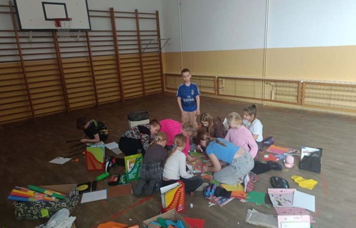 Święta, święta i... po świętach. A my z radością wracamy wspomnieniami do pięknych chwil z minionego tygodnia. Uczniowie klasy 3b z ogromnym zaangażowaniem przygotowywali się do Wielkanocy – malowali pisanki, tworzyli kolorowe ozdoby i wspólnie spędzali czas w radosnej, świątecznej atmosferze. Zobaczcie sami, jak wyglądały te barwne przygotowania.
