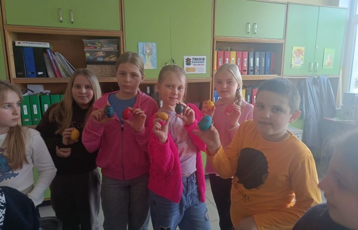 Święta, święta i... po świętach. A my z radością wracamy wspomnieniami do pięknych chwil z minionego tygodnia. Uczniowie klasy 3b z ogromnym zaangażowaniem przygotowywali się do Wielkanocy – malowali pisanki, tworzyli kolorowe ozdoby i wspólnie spędzali czas w radosnej, świątecznej atmosferze. Zobaczcie sami, jak wyglądały te barwne przygotowania.
