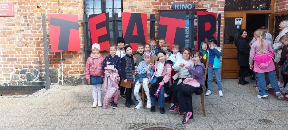 25 kwietnia uczniowie klas 1–3 mieli wyjątkową okazję obejrzeć spektakl „Jaś i Małgosia” w wykonaniu Poznańskiego Teatru Aktora. Przedstawienie odbyło się w ramach XIII Pasłęckiej Wiosny Teatralnej i przyciągnęło nie tylko naszych uczniów, ale także dzieci z wielu okolicznych szkół i przedszkoli. Pełna emocji opowieść o odważnym rodzeństwie, złej macosze i przebiegłej Babie Jadze wciągnęła młodych widzów od pierwszej do ostatniej minuty. Na szczęście, dzięki sprytowi Małgosi i pomocy dobrego ducha lasu, wszystko – jak to w bajkach – zakończyło się szczęśliwie. Uczniowie byli zachwyceni grą aktorską i barwną oprawą spektaklu. To były niezapomniane chwile pełne śmiechu, wzruszeń i prawdziwej teatralnej magii. 