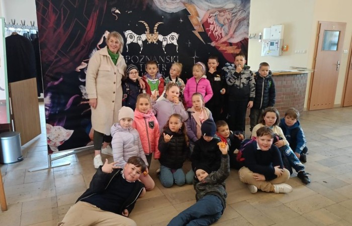 25 kwietnia uczniowie klas 1–3 mieli wyjątkową okazję obejrzeć spektakl „Jaś i Małgosia” w wykonaniu Poznańskiego Teatru Aktora. Przedstawienie odbyło się w ramach XIII Pasłęckiej Wiosny Teatralnej i przyciągnęło nie tylko naszych uczniów, ale także dzieci z wielu okolicznych szkół i przedszkoli. Pełna emocji opowieść o odważnym rodzeństwie, złej macosze i przebiegłej Babie Jadze wciągnęła młodych widzów od pierwszej do ostatniej minuty. Na szczęście, dzięki sprytowi Małgosi i pomocy dobrego ducha lasu, wszystko – jak to w bajkach – zakończyło się szczęśliwie. Uczniowie byli zachwyceni grą aktorską i barwną oprawą spektaklu. To były niezapomniane chwile pełne śmiechu, wzruszeń i prawdziwej teatralnej magii. 