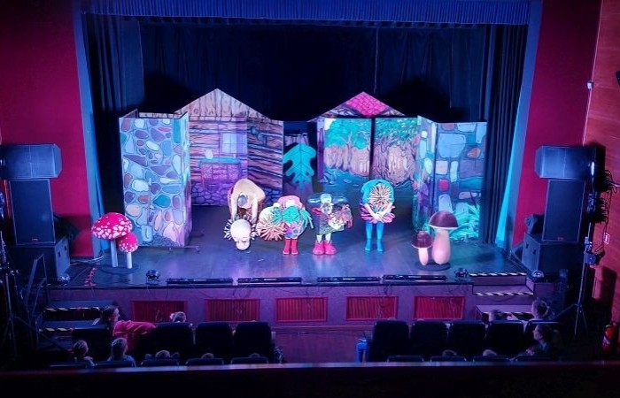 25 kwietnia uczniowie klas 1–3 mieli wyjątkową okazję obejrzeć spektakl „Jaś i Małgosia” w wykonaniu Poznańskiego Teatru Aktora. Przedstawienie odbyło się w ramach XIII Pasłęckiej Wiosny Teatralnej i przyciągnęło nie tylko naszych uczniów, ale także dzieci z wielu okolicznych szkół i przedszkoli. Pełna emocji opowieść o odważnym rodzeństwie, złej macosze i przebiegłej Babie Jadze wciągnęła młodych widzów od pierwszej do ostatniej minuty. Na szczęście, dzięki sprytowi Małgosi i pomocy dobrego ducha lasu, wszystko – jak to w bajkach – zakończyło się szczęśliwie. Uczniowie byli zachwyceni grą aktorską i barwną oprawą spektaklu. To były niezapomniane chwile pełne śmiechu, wzruszeń i prawdziwej teatralnej magii. 