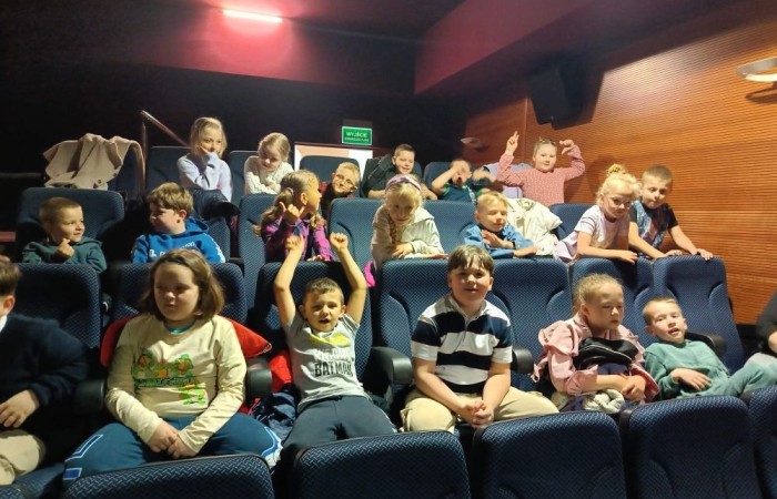 25 kwietnia uczniowie klas 1–3 mieli wyjątkową okazję obejrzeć spektakl „Jaś i Małgosia” w wykonaniu Poznańskiego Teatru Aktora. Przedstawienie odbyło się w ramach XIII Pasłęckiej Wiosny Teatralnej i przyciągnęło nie tylko naszych uczniów, ale także dzieci z wielu okolicznych szkół i przedszkoli. Pełna emocji opowieść o odważnym rodzeństwie, złej macosze i przebiegłej Babie Jadze wciągnęła młodych widzów od pierwszej do ostatniej minuty. Na szczęście, dzięki sprytowi Małgosi i pomocy dobrego ducha lasu, wszystko – jak to w bajkach – zakończyło się szczęśliwie. Uczniowie byli zachwyceni grą aktorską i barwną oprawą spektaklu. To były niezapomniane chwile pełne śmiechu, wzruszeń i prawdziwej teatralnej magii. 