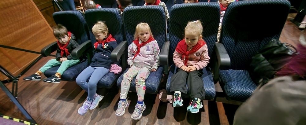 25 kwietnia dzieci z grupy „Zajączki” oraz „Leśne Skrzaty” udały się na przedstawienie teatralne do Pasłęckiego Ośrodka Kultury. Dzięki wspaniałej grze aktorskiej, dzieci miały możliwość obejrzenia i zapoznania się z baśnią autorstwa Braci Grimm pt. „Jaś i Małgosia”. Kolorowe kostiumy oraz cudowna scenografia wywołała na dzieciach ogromne wrażenie.
Z wielkim zainteresowaniem i skupieniem śledziły wzrokiem całą grę aktorską . Słodkie uśmiechy na twarzach najmłodszych oraz gromkie brawa były najlepszym dowodem na to, że przedstawienie im się bardzo podobało.
