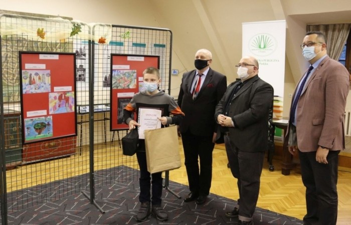 29 listopada w Bibliotece Publicznej w Pasłęku miał miejsce wernisaż wystawy pokonkursowej „Pasłęk 2222”. Konkurs zorganizowany został w ramach krajowych obchodów Roku Stanisława Lema, a jego ideą przewodnią była wizja konkretnego miejsca na terenie Gminy Pasłęk w przyszłości. 
Spośród 66 nadesłanych prac 3 naszych uczniów otrzymało nagrody z rąk Burmistrza Pasłęka dr. Wiesława Śniecikowskiego.
