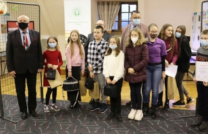 29 listopada w Bibliotece Publicznej w Pasłęku miał miejsce wernisaż wystawy pokonkursowej „Pasłęk 2222”. Konkurs zorganizowany został w ramach krajowych obchodów Roku Stanisława Lema, a jego ideą przewodnią była wizja konkretnego miejsca na terenie Gminy Pasłęk w przyszłości. 
Spośród 66 nadesłanych prac 3 naszych uczniów otrzymało nagrody z rąk Burmistrza Pasłęka dr. Wiesława Śniecikowskiego.
