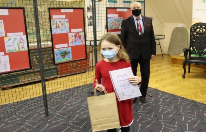 29 listopada w Bibliotece Publicznej w Pasłęku miał miejsce wernisaż wystawy pokonkursowej „Pasłęk 2222”. Konkurs zorganizowany został w ramach krajowych obchodów Roku Stanisława Lema, a jego ideą przewodnią była wizja konkretnego miejsca na terenie Gminy Pasłęk w przyszłości. 
Spośród 66 nadesłanych prac 3 naszych uczniów otrzymało nagrody z rąk Burmistrza Pasłęka dr. Wiesława Śniecikowskiego.
