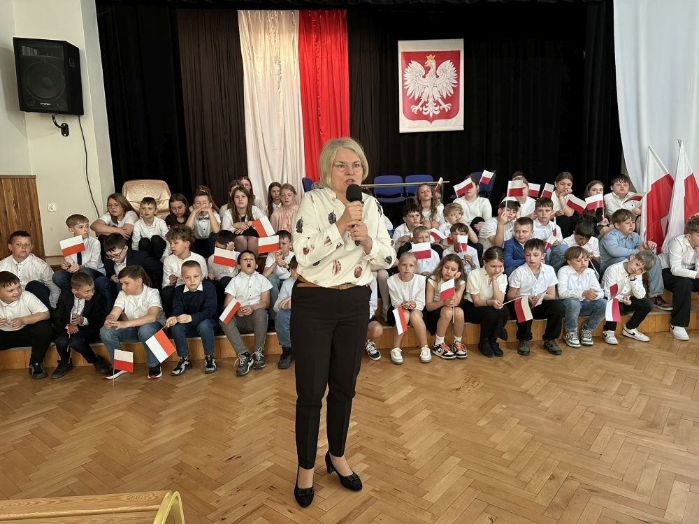 W przeddzień rocznicy uchwalenia Konstytucji 3 Maja w naszej szkole z tej okazji odbył się akademia przygotowana przez uczniów kl. IV a i IV b przy współudziale zespołu wokalnego.
Jego celem było budzenie wrażliwości uczniów na święta narodowe oraz kształtowanie postaw patriotycznych.
Akademia rozpoczęła się uroczystym odśpiewaniem hymnu państwowego. Następnie uczniowie klas czwartych przybliżyli wydarzenia tamtych dni. Zwrócono uwagę na poszanowanie barw narodowych przypominając, iż 2 maja obchodzimy Święto Flagi.
Korzystając z okazji,  pani dyrektor Agnieszka Cieklińska pogratulowała  Marcelowi Chełstowskiemu – Lanzer, uczniowi kl. VII b,  uzyskania  tytułu laureata w Konkursie z  Języka Niemieckiego organizowanego  przez Warmińsko – Mazurskiego Kuratora Oświaty w Olsztynie i wręczyła pamiątkowy dyplom.
Pani dyrektor wręczyła również dyplom pani Annie Cieśli, nauczycielce języka niemieckiego, dziękując za przygotowanie ucznia do konkursu.
Na zakończenie akademii pani Agnieszka Cieklińska życzyła całej społeczności szkolnej radosnego świętowana majowych dni.
