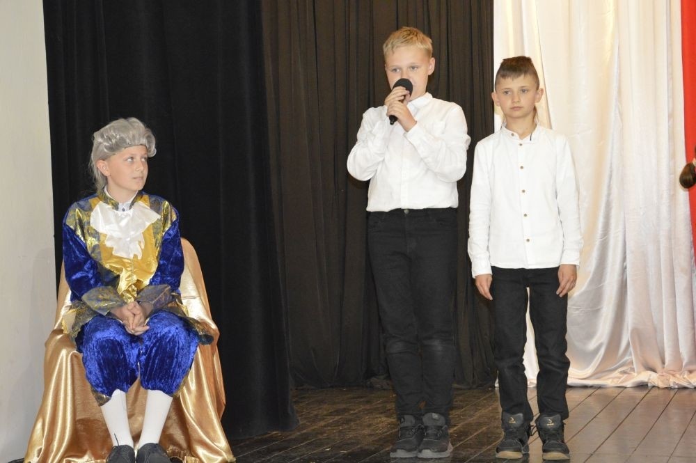 W przeddzień rocznicy uchwalenia Konstytucji 3 Maja w naszej szkole z tej okazji odbył się akademia przygotowana przez uczniów kl. IV a i IV b przy współudziale zespołu wokalnego.
Jego celem było budzenie wrażliwości uczniów na święta narodowe oraz kształtowanie postaw patriotycznych.
Akademia rozpoczęła się uroczystym odśpiewaniem hymnu państwowego. Następnie uczniowie klas czwartych przybliżyli wydarzenia tamtych dni. Zwrócono uwagę na poszanowanie barw narodowych przypominając, iż 2 maja obchodzimy Święto Flagi.
Korzystając z okazji,  pani dyrektor Agnieszka Cieklińska pogratulowała  Marcelowi Chełstowskiemu – Lanzer, uczniowi kl. VII b,  uzyskania  tytułu laureata w Konkursie z  Języka Niemieckiego organizowanego  przez Warmińsko – Mazurskiego Kuratora Oświaty w Olsztynie i wręczyła pamiątkowy dyplom.
Pani dyrektor wręczyła również dyplom pani Annie Cieśli, nauczycielce języka niemieckiego, dziękując za przygotowanie ucznia do konkursu.
Na zakończenie akademii pani Agnieszka Cieklińska życzyła całej społeczności szkolnej radosnego świętowana majowych dni.
